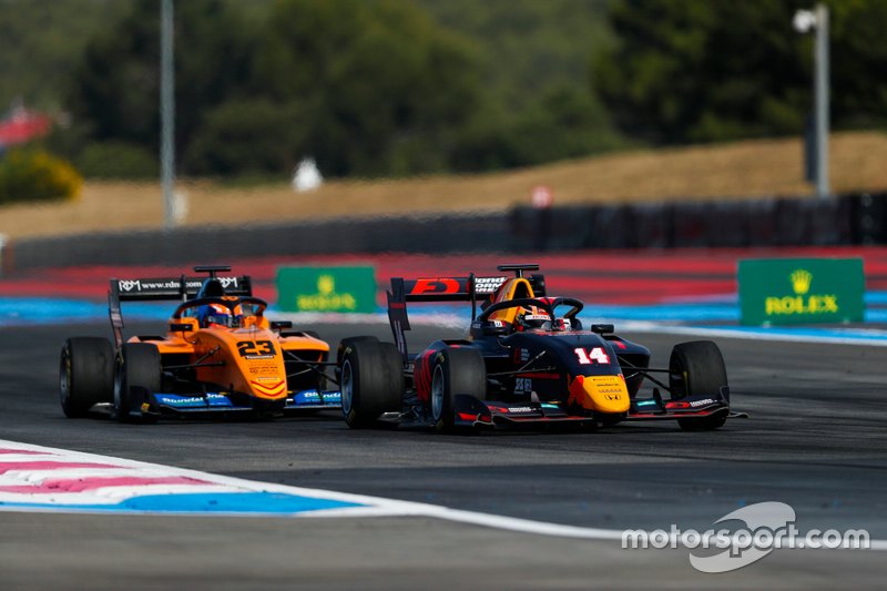 Yuki Tsunoda, Jenzer Motorsport, leads Alexander Peroni, Campos Racing