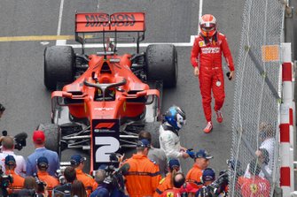 Valtteri Bottas, Mercedes AMG F1, 3e plaats, en Sebastian Vettel, Ferrari, 2e plaats, in Parc Ferme