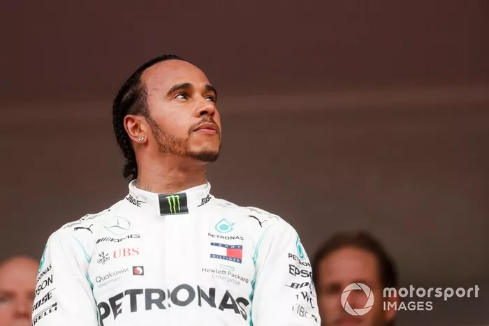 Il vincitore della gara Lewis Hamilton, Mercedes AMG F1, sul podio