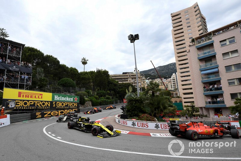 Sebastian Vettel, Ferrari SF90, Daniel Ricciardo, Renault R.S.19, y Kevin Magnussen, Haas F1 Team VF-19