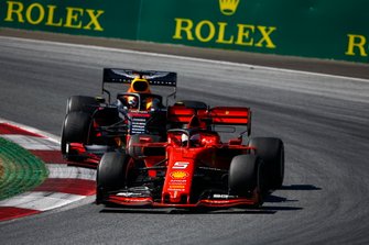 Sebastian Vettel, Ferrari SF90, voor Max Verstappen, Red Bull Racing RB15