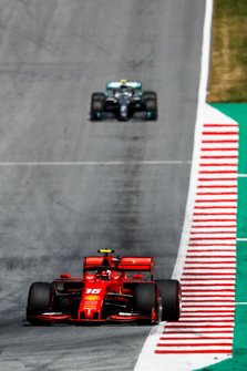Charles Leclerc, Ferrari SF90, voor Valtteri Bottas, Mercedes AMG W10