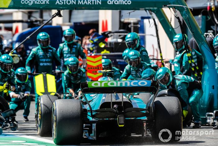 Sebastian Vettel, Aston Martin AMR22, hace una parada en boxes