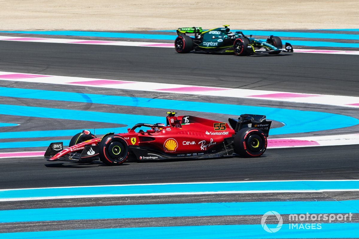 Carlos Sainz, Ferrari F1-75, Sebastian Vettel, Aston Martin AMR22