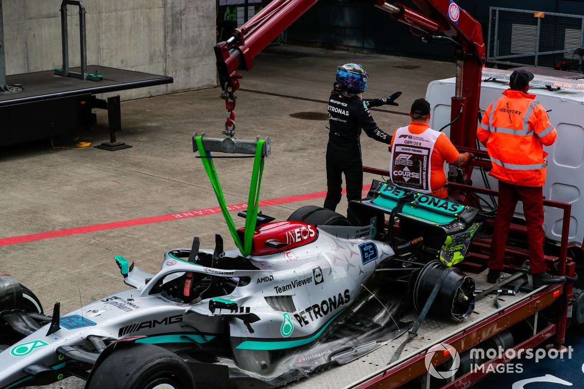 George Russell, Mercedes-AMG, assiste i commissari nella rimozione della sua vettura