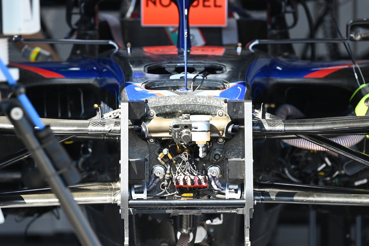 Williams FW44: Vorderrad-Aufhängung