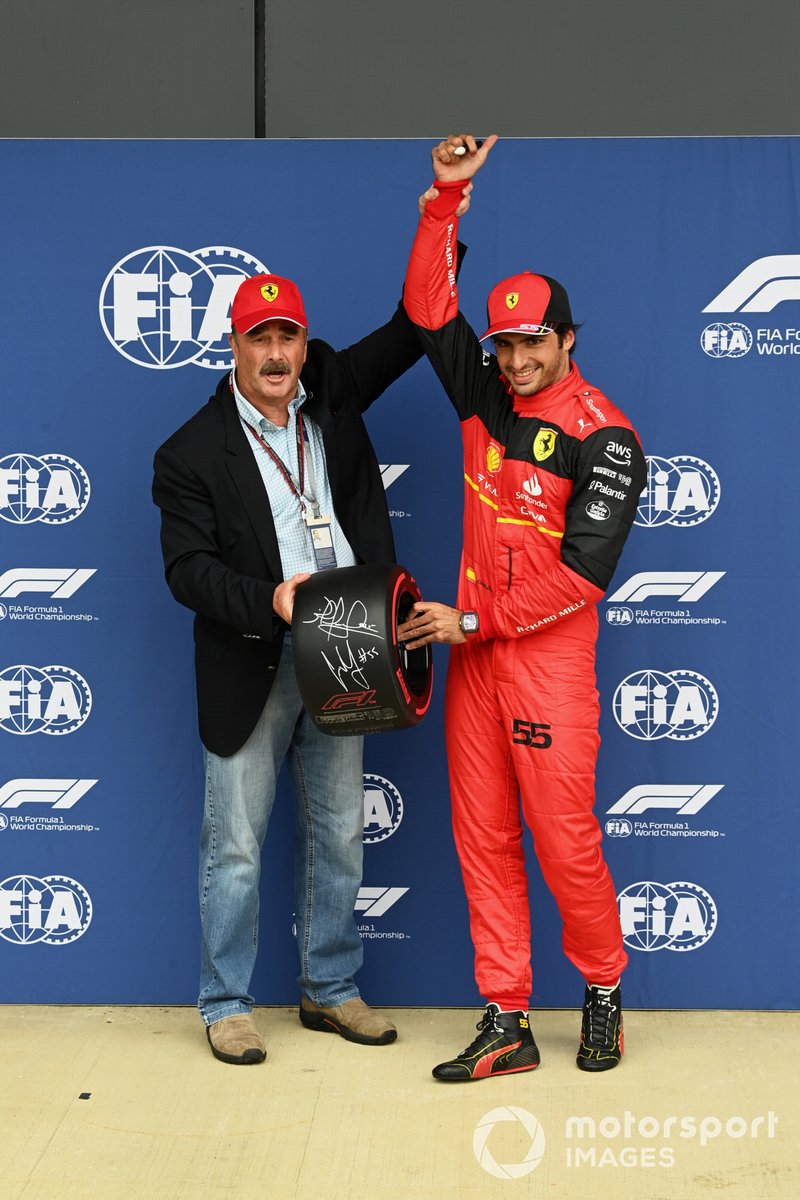 Carlos Sainz, Ferrari, riceve il premio Pirelli Pole Position dal campione del mondo 1992 Nigel Mansell