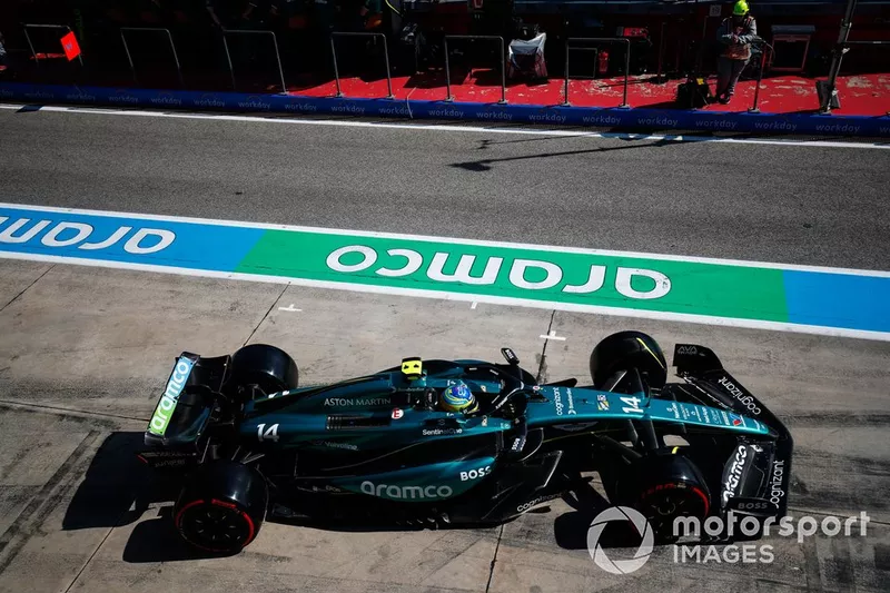 Fernando Alonso, Aston Martin AMR24, verlaat de garage