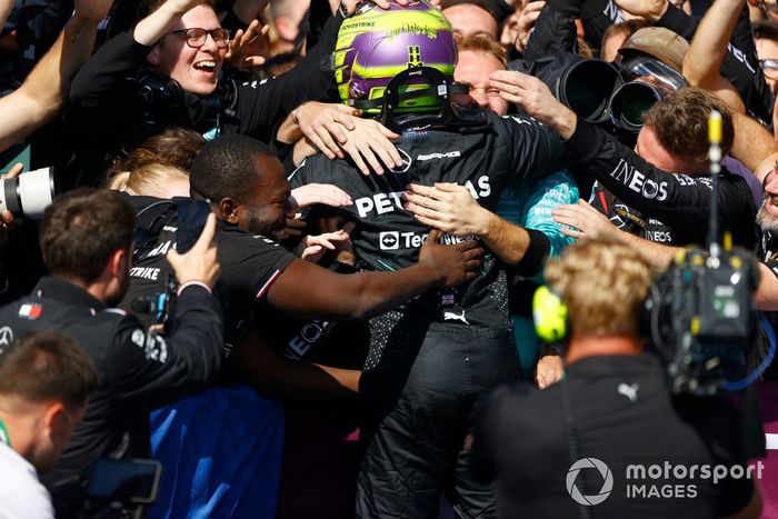 Lewis Hamilton, Mercedes-AMG F1 Team, 1ª posición, celebra con su equipo su llegada a Parc Ferme