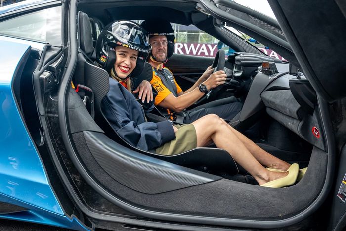 La actriz Emilia Clarke se prepara para una vuelta Pirelli Hot Laps en un McLaren conducido por Sam Bird.