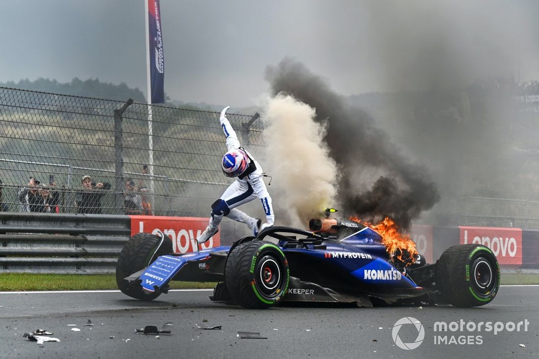 Logan Sargeant, Williams FW46, salta de su coche tras un accidente en la FP3