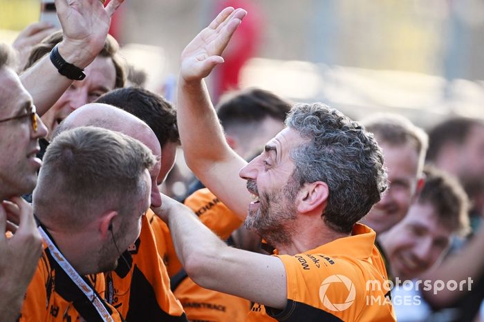 Andrea Stella, Team Principal, McLaren F1 Team, el equipo McLaren celebra en Parc Ferme