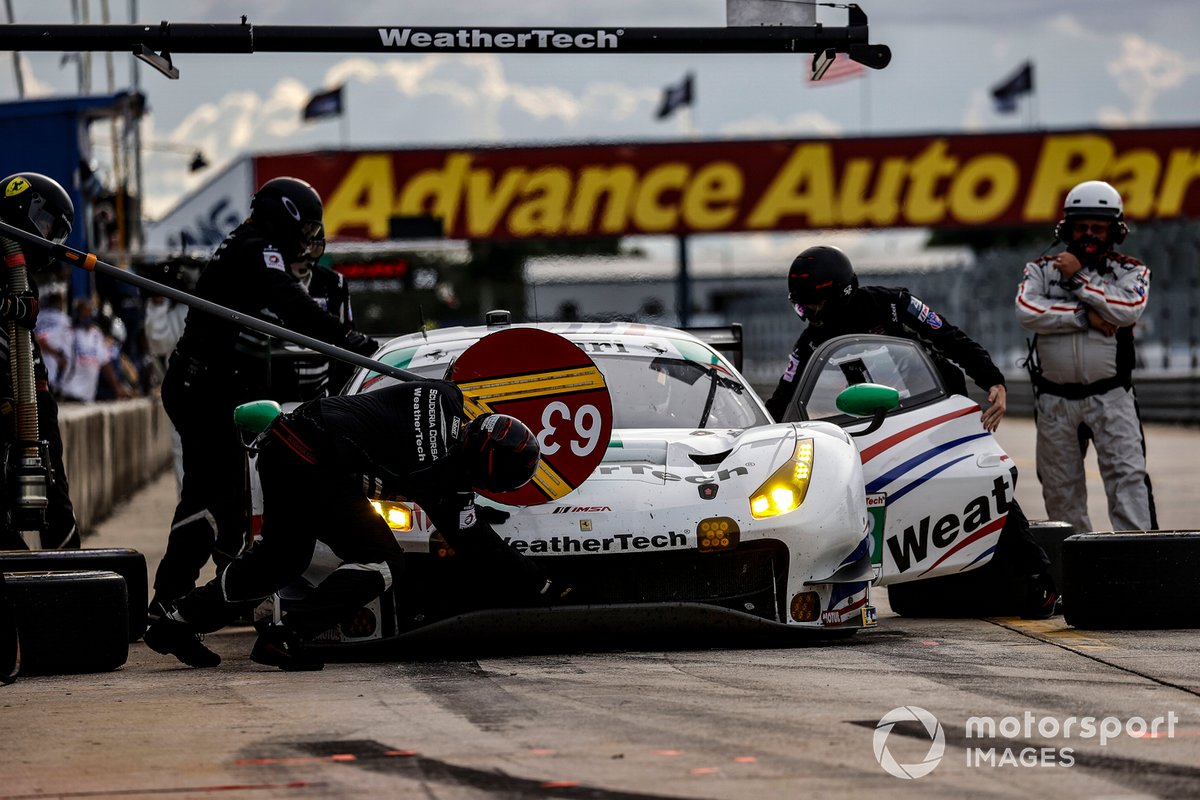 #63 Scuderia Corsa Ferrari 488 GT3, GTD: Cooper MacNeil, Toni Vilander, pit stop