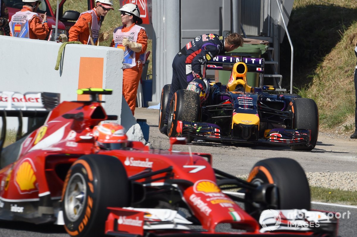 Sebastian Vettel, Red Bull Racing RB10, arrêté en bord de piste tandis que passe Kimi Räikkönen, Ferrari F14 T