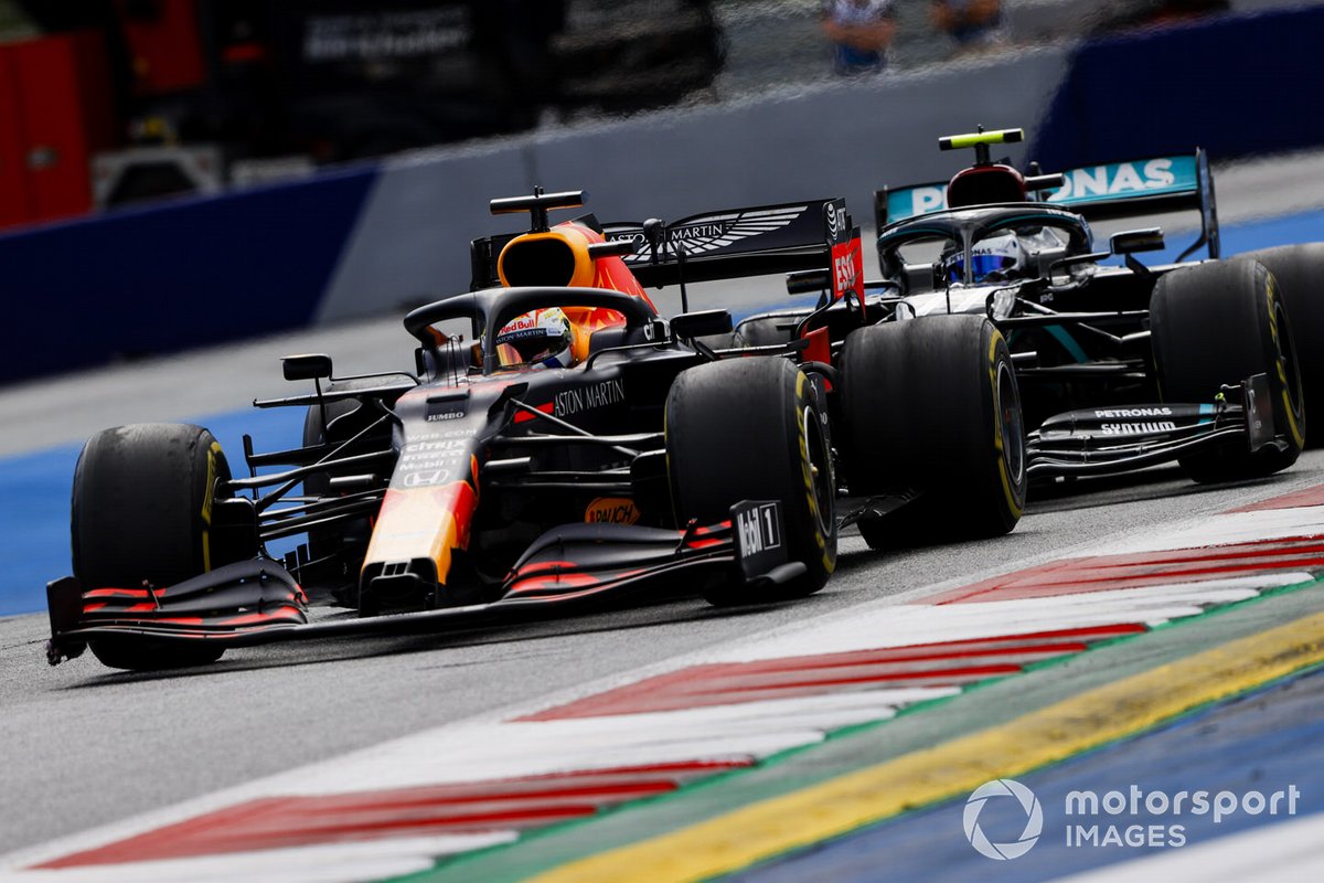 Max Verstappen, Red Bull Racing RB16, precede Valtteri Bottas, Mercedes F1 W11 EQ Performance