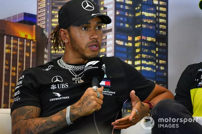 Lewis Hamilton criticou a decisão da categoria, dizendo que era chocante todos estarem ali para fazer uma corrida em meio à crise do coronavírus.
