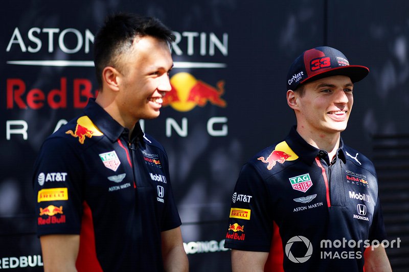 Alex Albon, Red Bull Racing, e Max Verstappen, Red Bull Racing