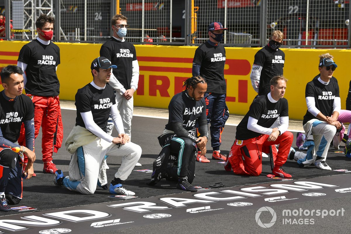 Lewis Hamilton, Mercedes-AMG F1, y los otros pilotos se arrodillan para mostrar su apoyo a la campaña para el fin del racismo