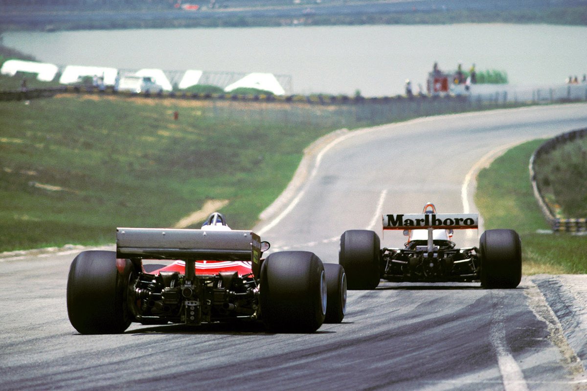 James Hunt, McLaren M23 leads Carlos Reutemann, Ferrari 312T2