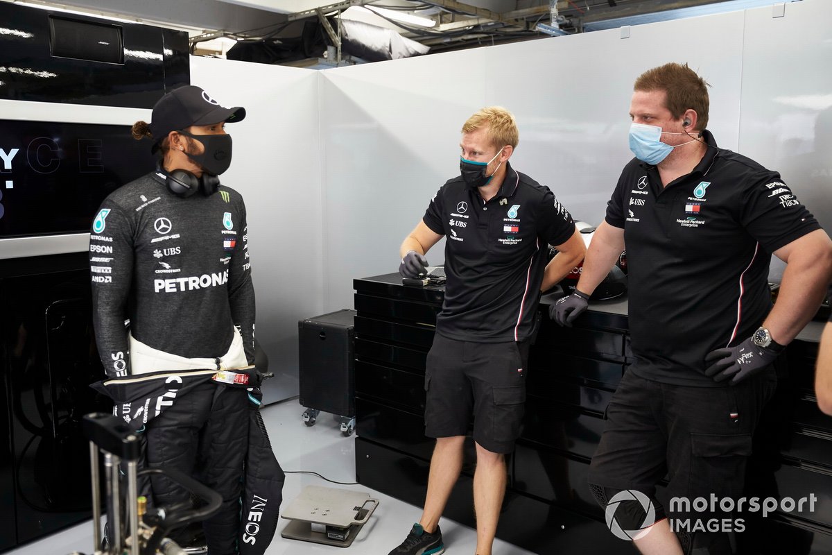 Lewis Hamilton, Mercedes-AMG Petronas F1 talking with engineers