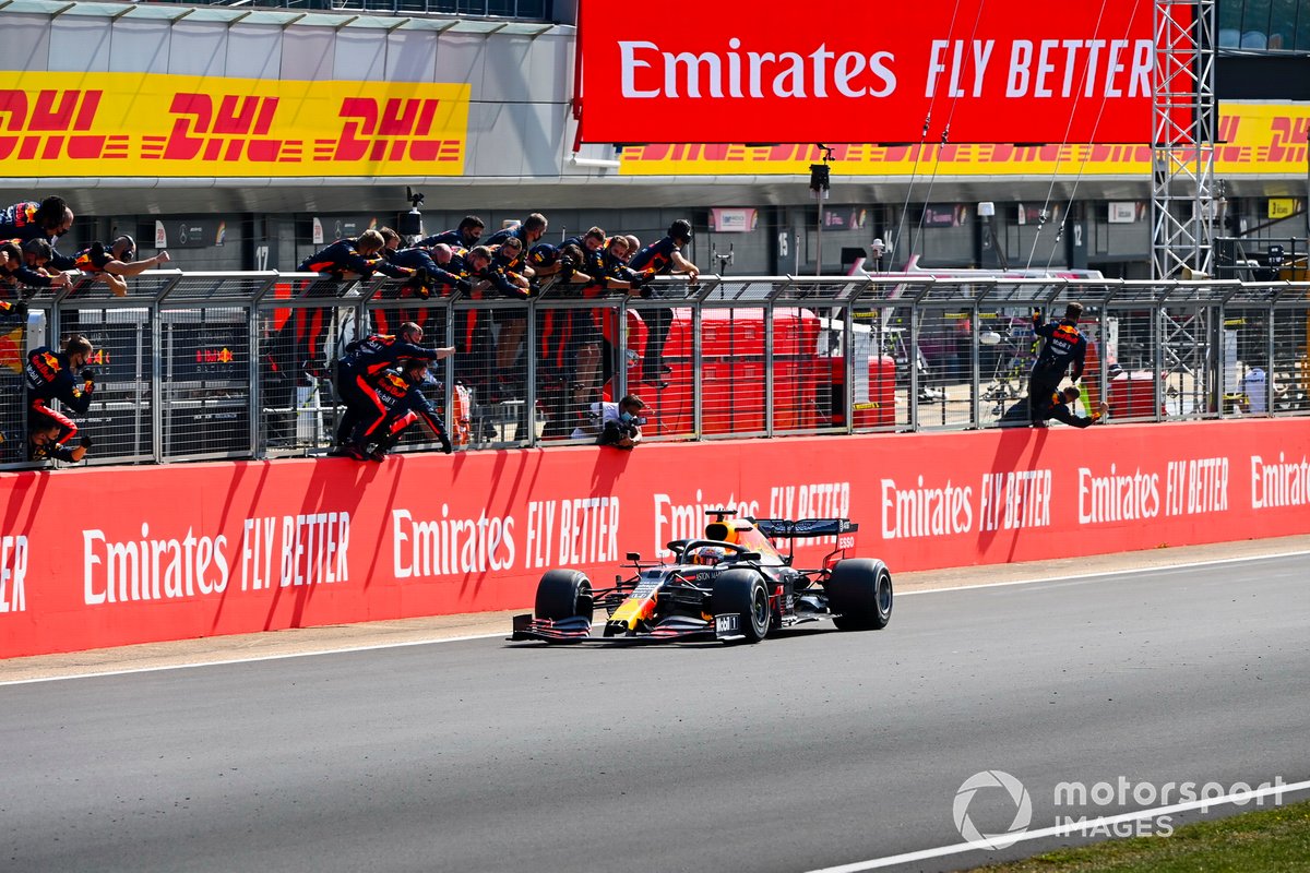 Race Winner Max Verstappen, Red Bull Racing RB16 taglia la linea del traguardo