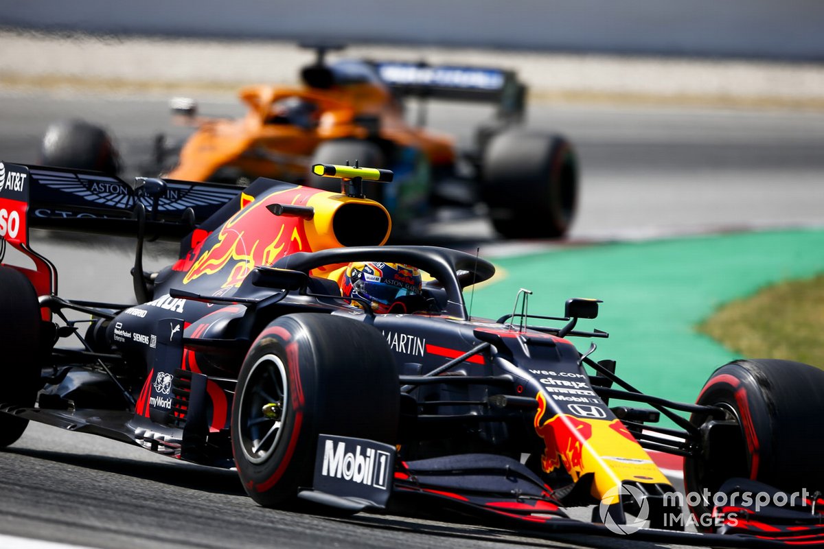 Alex Albon, Red Bull Racing RB16, precede Carlos Sainz Jr., McLaren MCL35