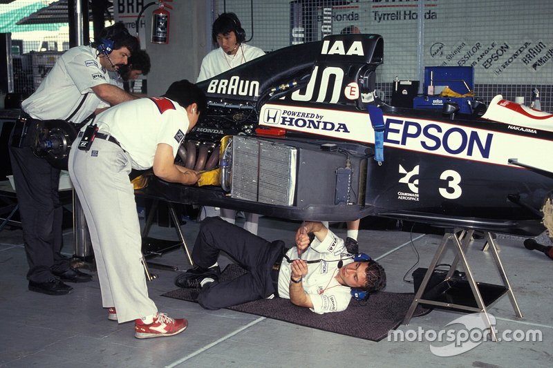 Los mecánicos trabajan en el Tyrrell 020 Honda de Satoru Nakajima en el garaje