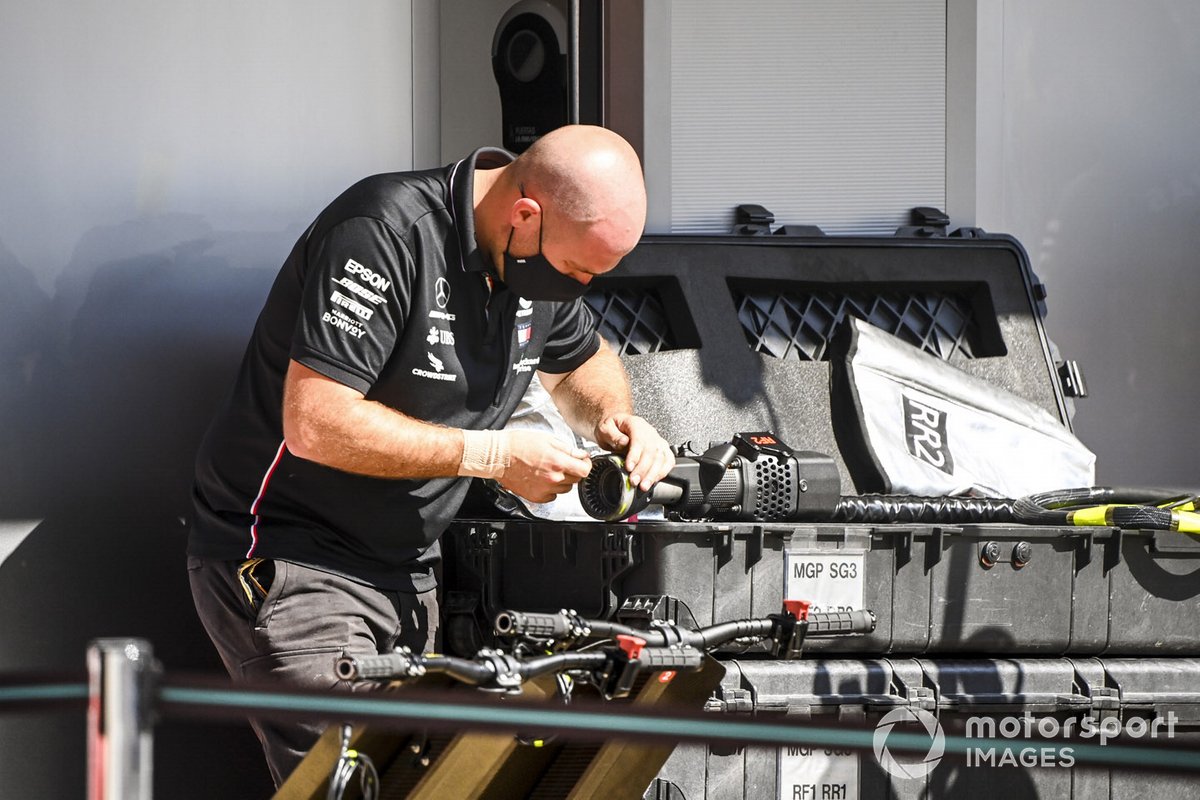 Un mecánico de Mercedes-AMG Petronas F1 trabaja con una pistola neumática