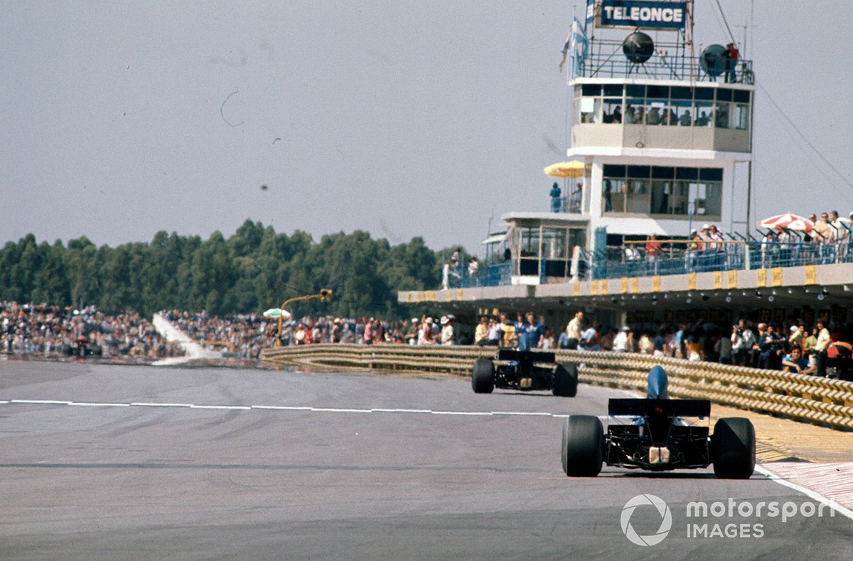 Jackie Stewart, Tyrrell 005 Ford leads François Cevert, Tyrrell 006 Ford past the pits