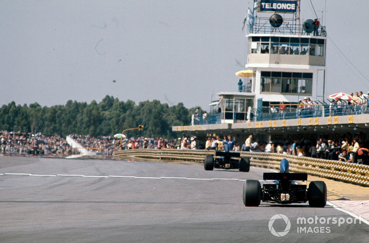 Jackie Stewart, Tyrrell 005 Ford devant François Cevert, Tyrrell 006 Ford 