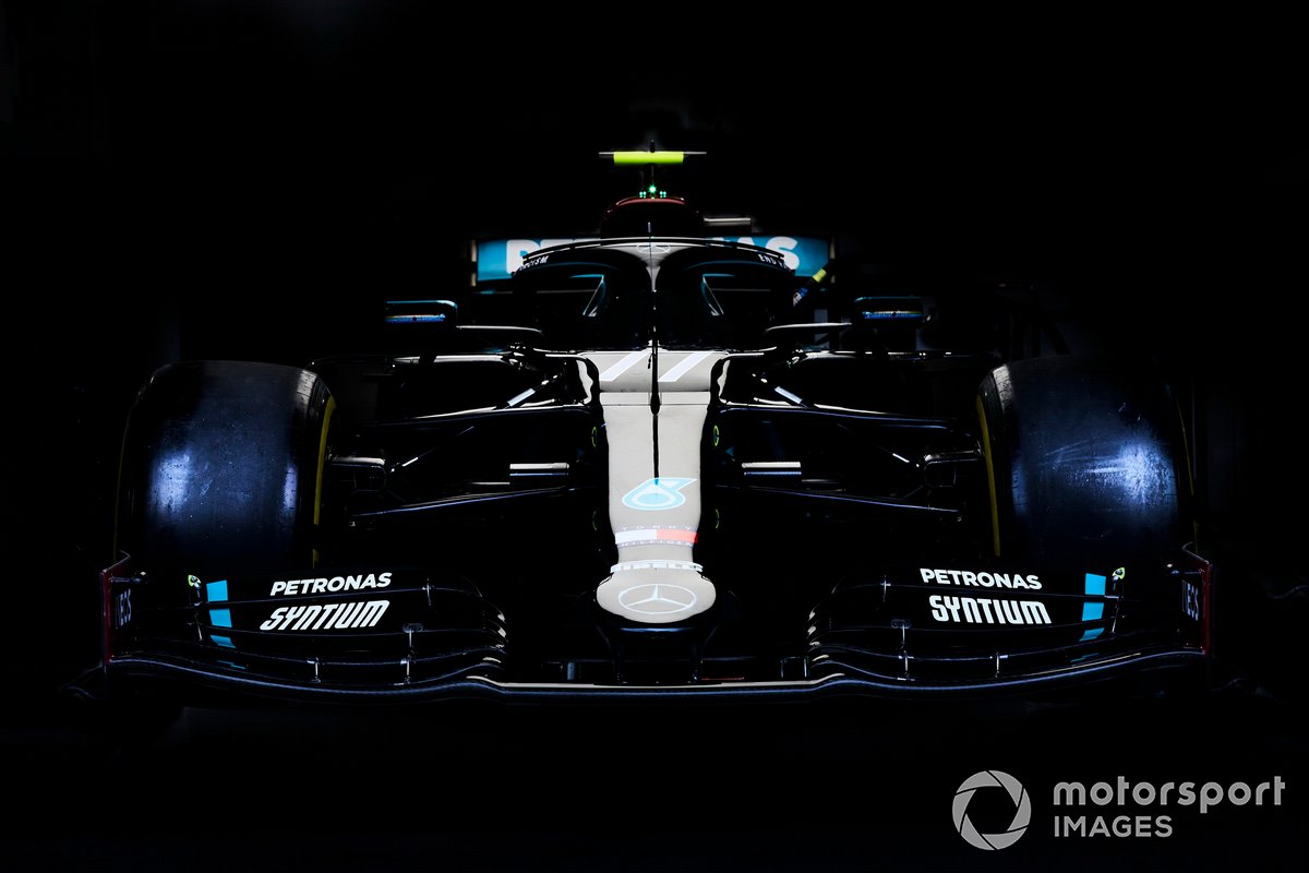 La Mercedes F1 W11 di Valtteri Bottas nel garage della squadra