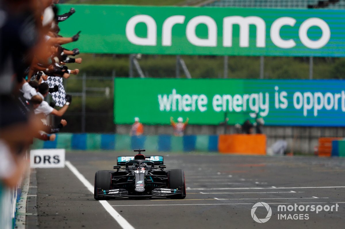 Ganador Lewis Hamilton, Mercedes F1 W11, toma la bandera a cuadros