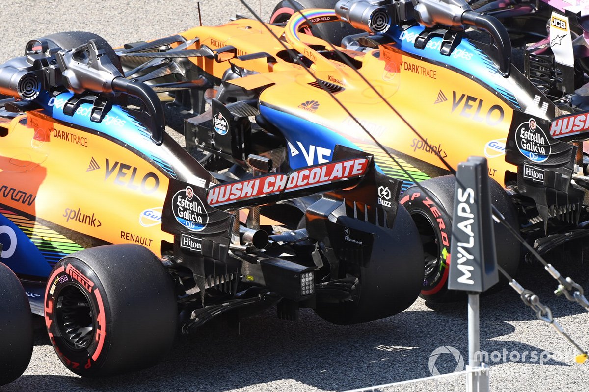 Los monoplazas de Carlos Sainz Jr., McLaren MCL35, Lando Norris, McLaren MCL35, en Parc Ferme