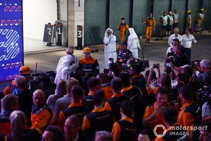 Oscar Piastri, McLaren, 1ª posición, celebra con su equipo en Parc Ferme tras la carrera Sprint