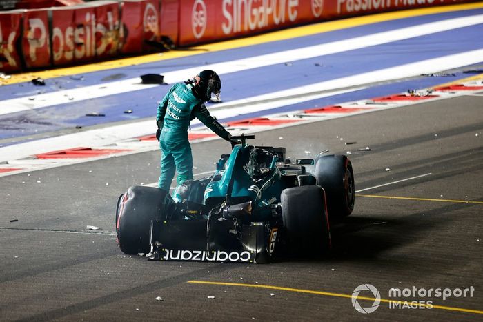 Lance Stroll, Aston Martin AMR23, sale de su coche gravemente dañado tras un accidente al final de la Q1.