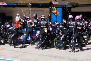 Pierre Gasly, Alpine A523 en el pit lane para una parada en boxes