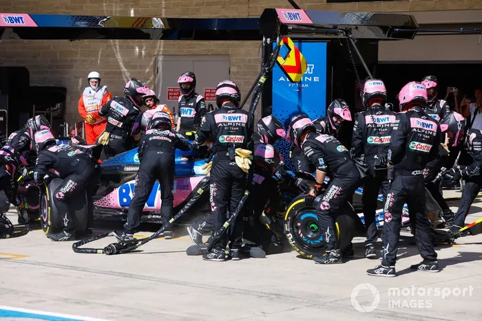Pierre Gasly, Alpine A523 en el pit lane para una parada en boxes