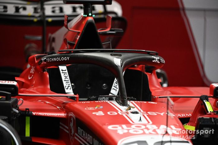 El coche de Charles Leclerc, Ferrari SF-23, en el garaje