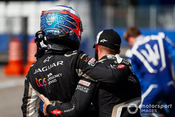 Mitch Evans, Jaguar Racing , 1ª posición, celebra en Parc Ferme con Sam Bird, Jaguar Racing, 3ª posición.