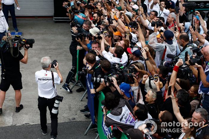 George Russell, Mercedes AMG, 1ª posición, celebra con su equipo su llegada al Parc Ferme