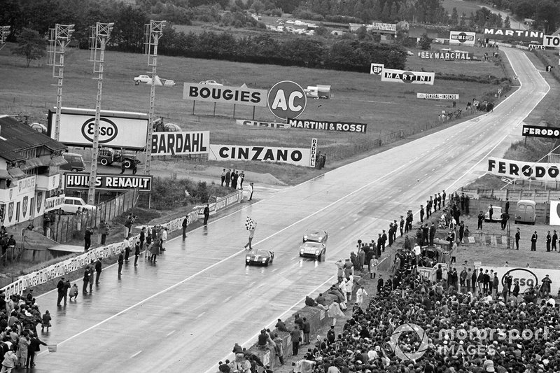 Bruce McLaren, Chris Amon, Shelby American Inc., Ford Mk II, leads Ken Miles, Denis Hulme, Shelby American Inc., Ford Mk II, and Ronnie Bucknum, Richard Hutcherson, Holman & Moody, Ford Mk II, cruzan la meta
