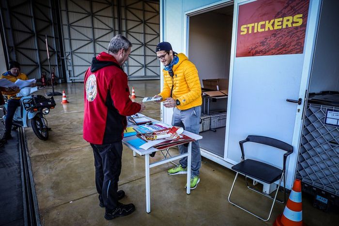 Verificaciones en Paul Ricard antes del embarque del Dakar 2020