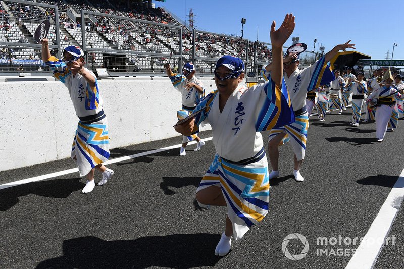 A performance on the grid as part of the pre race build up