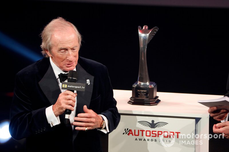 Sir Jackie Stewart presenta el premio Gregor Grant para el Gran Premio de Mónaco