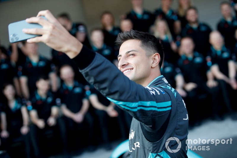 Mitch Evans, Jaguar Racing, Jaguar I-Type 4 in posa per la foto coi membri del team