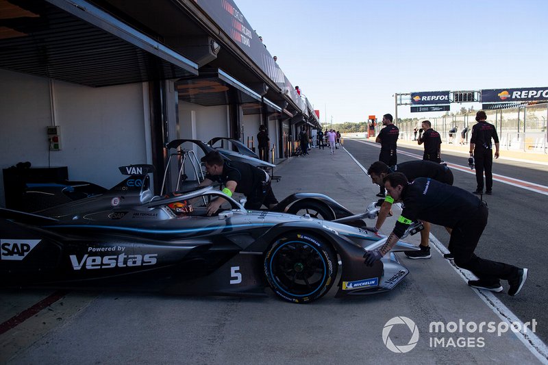 Mechanics push Stoffel Vandoorne, Mercedes Benz EQ Formula, EQ Silver Arrow 01 back into the garage