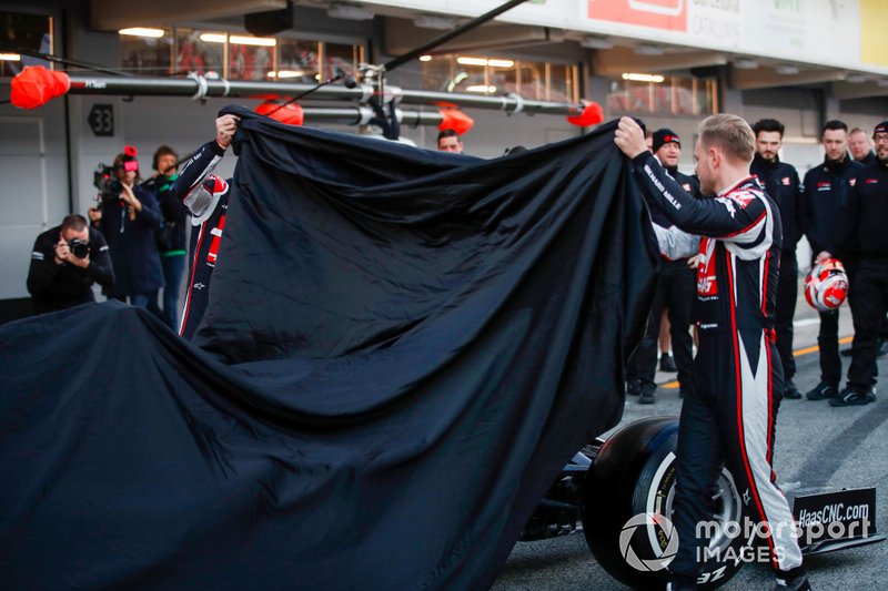 Kevin Magnussen, Haas F1 Team and Romain Grosjean, Haas F1 Team reveal the VF-20