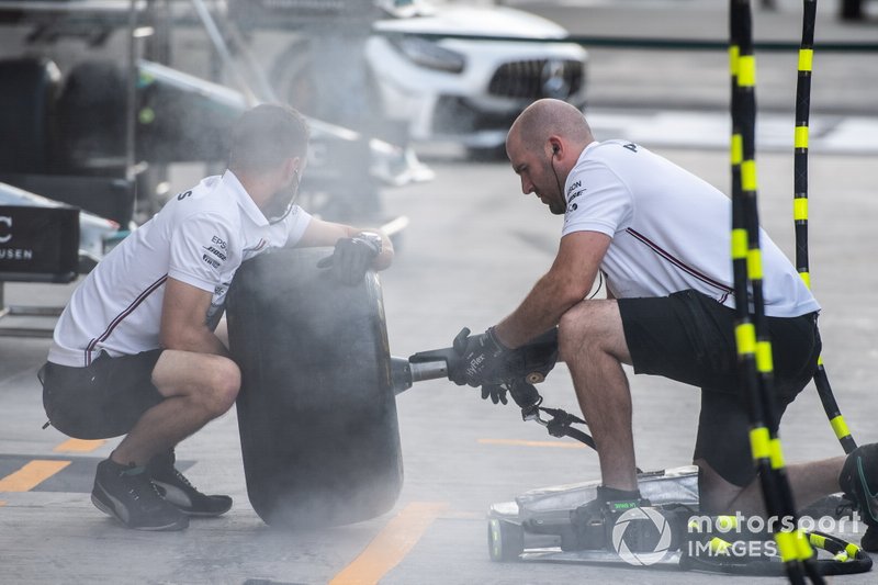 Mecánicos de Mercedes trabajando en el pitlane