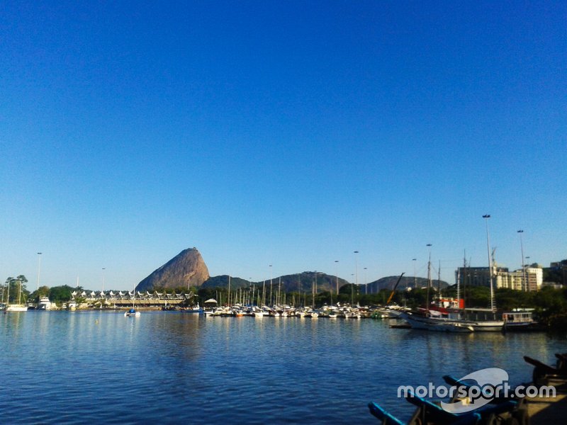 O Rio de Janeiro fazia parte dos planos para a primeira temporada da Fórmula E, no dia 15 de novembro de 2014, em um traçado planejado para a Marina da Glória, que substituiria o ePrix de Hong Kong.