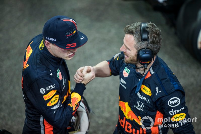 Max Verstappen, Red Bull Racing, secondo classificato, festeggia con il compagno di squadra
